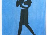 serviette bleue sur laquelle est représentée la silhouette noire d'une femme portant un chapeau et une robe