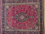 tapis persan antique à motif de médaillon sur fond rouge