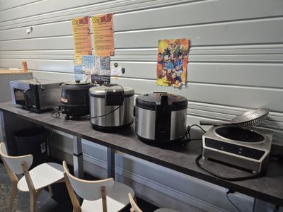 de nombreux types d'appareils électroménagers posés sur la table
