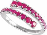une bague rose ornée de deux rangées de pierres roses