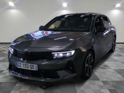 la photo d'une voiture grise garée dans une salle d'exposition
