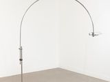 une photo d'un lampadaire avec un pied en marbre dans une pièce