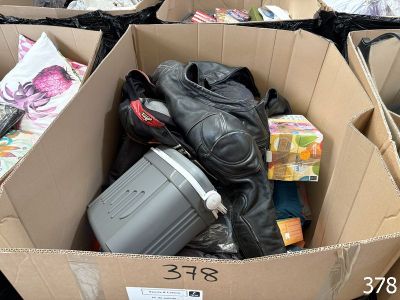 une boîte en carton remplie de bagages et d'autres objets