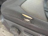 une photo d'une poignée de portière de voiture percée d'un trou