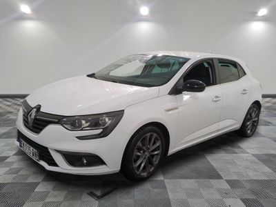 la voiture blanche est garée sur un sol en damier dans le garage