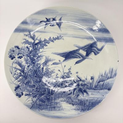 une assiette bleue et blanche ornée d'un motif représentant des oiseaux
