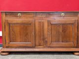 un buffet ancien en chêne à deux portes et deux tiroirs