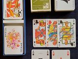 de nombreuses cartes à jouer disposées sur une table