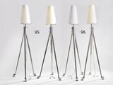 trois lampadaires, chacun muni d'un abat-jour blanc