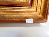 une image représentant une photo d'un tableau posé sur une table blanche