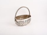 panier plaqué argent orné de fleurs sur un fond blanc