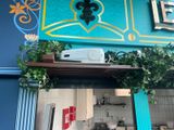 une photo d'une cuisine aux murs et au plafond bleus