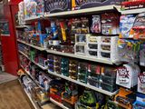 de nombreux jouets sont exposés sur les étagères du magasin, destinés à la vente