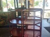 une étagère rouge sur laquelle est posée une chaise, dans une pièce