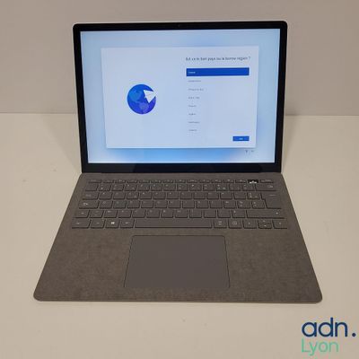 un ordinateur portable posé sur une table