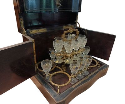 une boîte en bois contenant plusieurs verres à vin