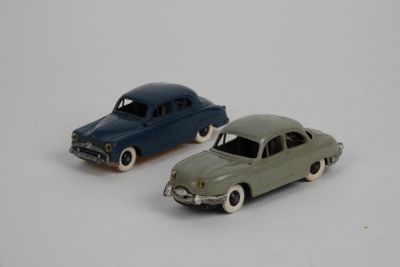 deux voitures jouets assises l'une à côté de l'autre sur une surface blanche