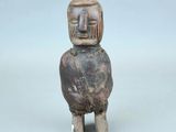 figurine représentant un homme portant un casque sur la tête