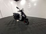 une photo d'un scooter garé dans un garage