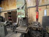 une machine qui se trouve à l'intérieur d'un bâtiment