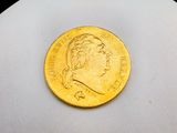 une image d'une pièce d'or sur une surface blanche