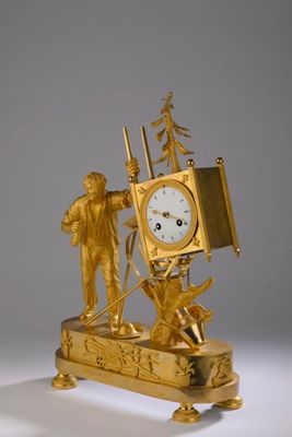 une horloge en or sur laquelle figurent un homme et une femme