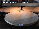 trois tables rondes portant des numéros dans un restaurant