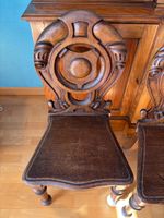 Paire de chaises dites "HALL CHAIR" en bois sculpté, le doss… (photo 2)
