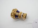 une image représentant un vase bleu et doré auquel est accrochée une étiquette