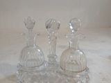 trois vases en verre transparent posés sur une surface blanche