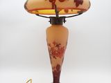 l'image d'une lampe posée sur une table