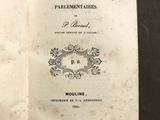 un livre ouvert posé sur une table, sur fond noir