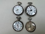 Quatre types différents de montres de poche sont exposés sur un fond blanc