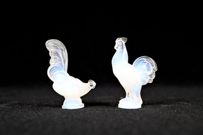 paire de figurines de coqs en verre blanc sur fond noir