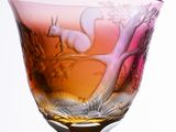 un verre à vin orné d'un motif