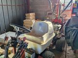 un homme debout à côté d'une machine dans un garage