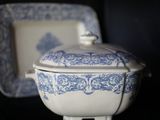 un bol bleu et blanc muni d'un couvercle, posé sur une table