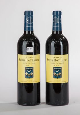 deux bouteilles de vin posées l'une à côté de l'autre sur une table