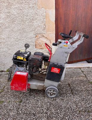une petite machine installée à l'extérieur d'un bâtiment