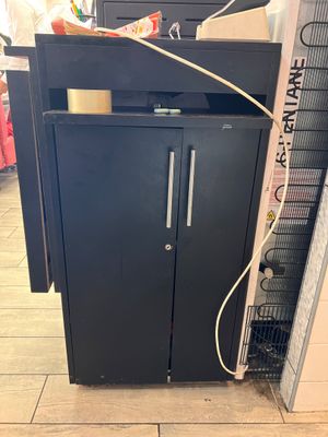 une photo d'une armoire noire dans un magasin