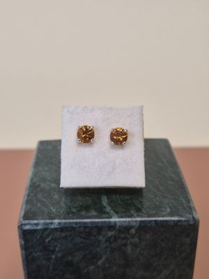 une paire de boucles d'oreilles posée sur un bloc de marbre