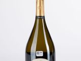 une photo d'une bouteille de champagne sur fond blanc