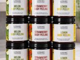 un gros plan sur une pile de pots de gommage corporel au citron