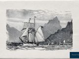 un dessin représentant un bateau sur l'eau, avec des montagnes en arrière-plan