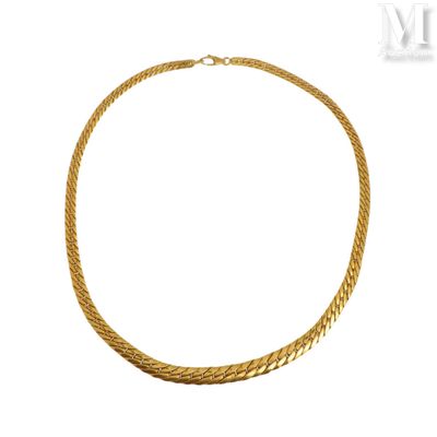 un collier en or représentant une corde torsadée sur fond blanc