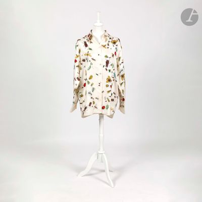 une photo d'une robe posée sur un mannequin, sur fond blanc