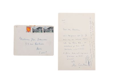 une vieille enveloppe sur laquelle figurent une lettre et un timbre
