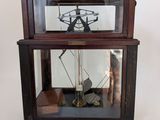 une horloge posée sur une table