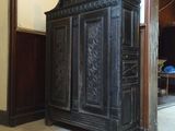 une armoire noire dans un coin de la pièce