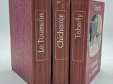 deux livres sur lesquels figurent les photos d'un homme et d'une femme